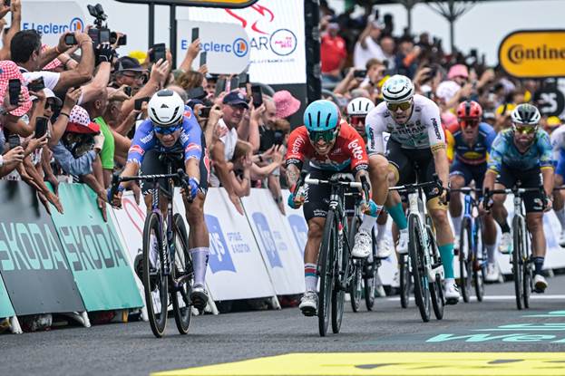 Jasper Philipsen (Alpecin-Deceuninck) wins Stage 4 ahead of Caleb Ewen