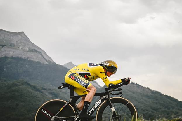 Jonas Vingegaard en route to Stage 16 wi